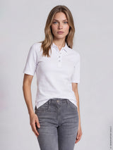Weiße kurzärmlige piqué-poloshirt stay fresh mit klassischem kragen und knopfleiste für sommerliche anlässe