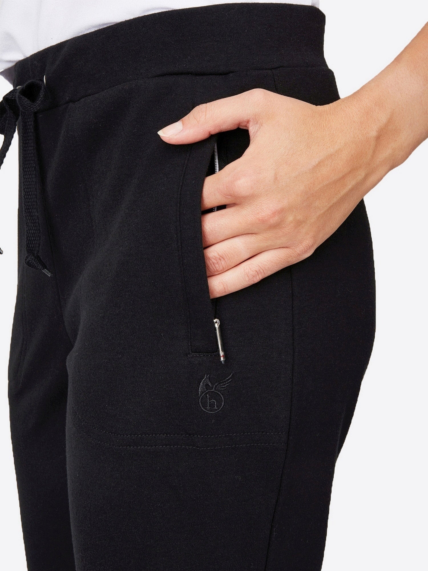 Schwarze Jogginghosen mit Kordelbund und Reißverschlussdetail.