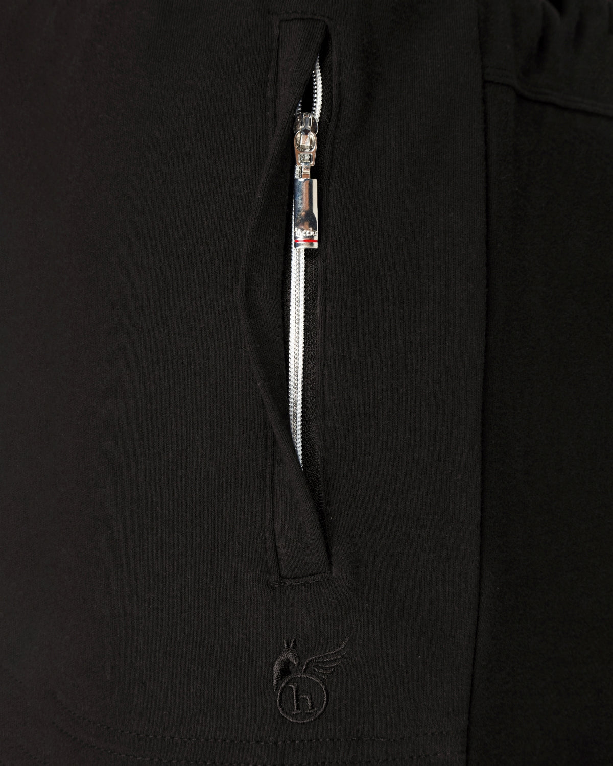 Schwarze Reißverschlussjacke mit silbernem Reißverschluss und Logo.