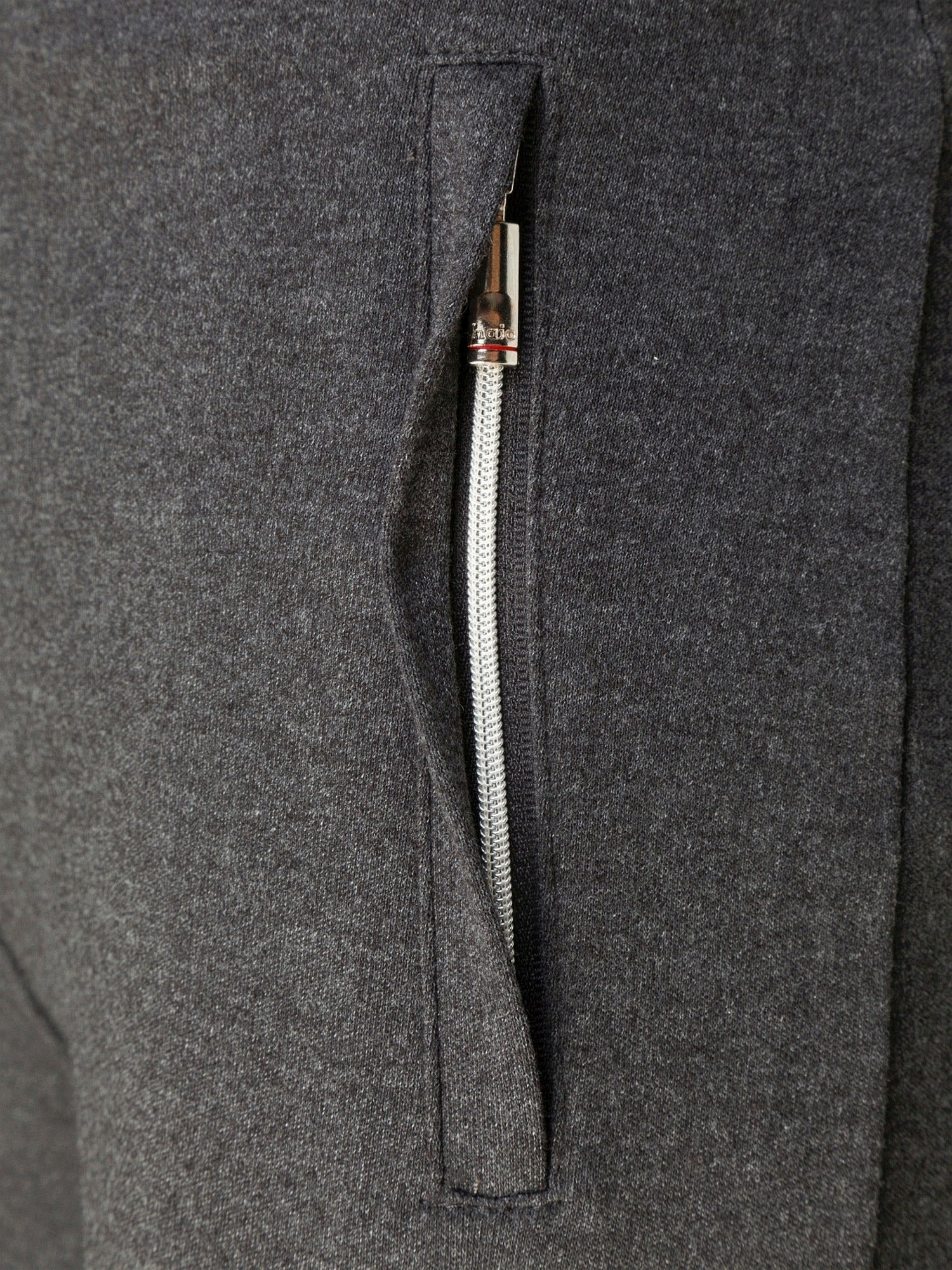Graue Wolljacke mit Reißverschluss-Detail.
