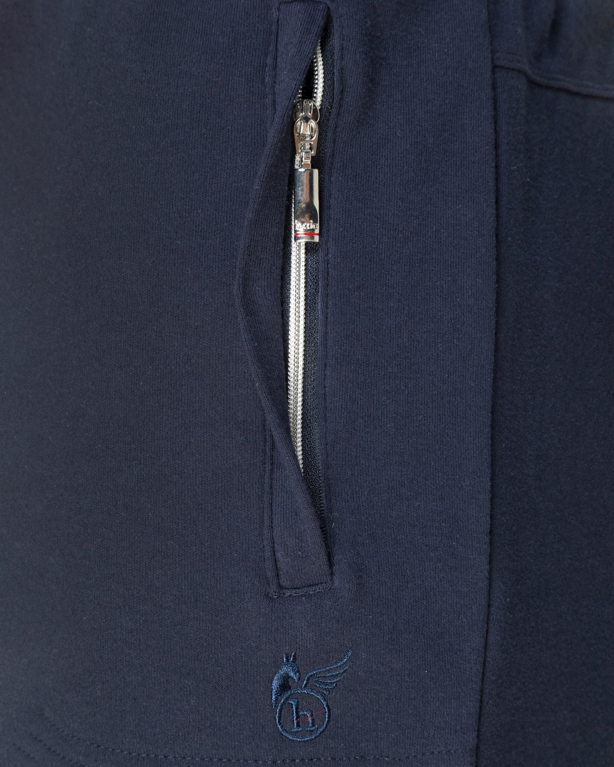 Marineblaue Kapuzenjacke mit Reißverschluss und Logo in Silber.