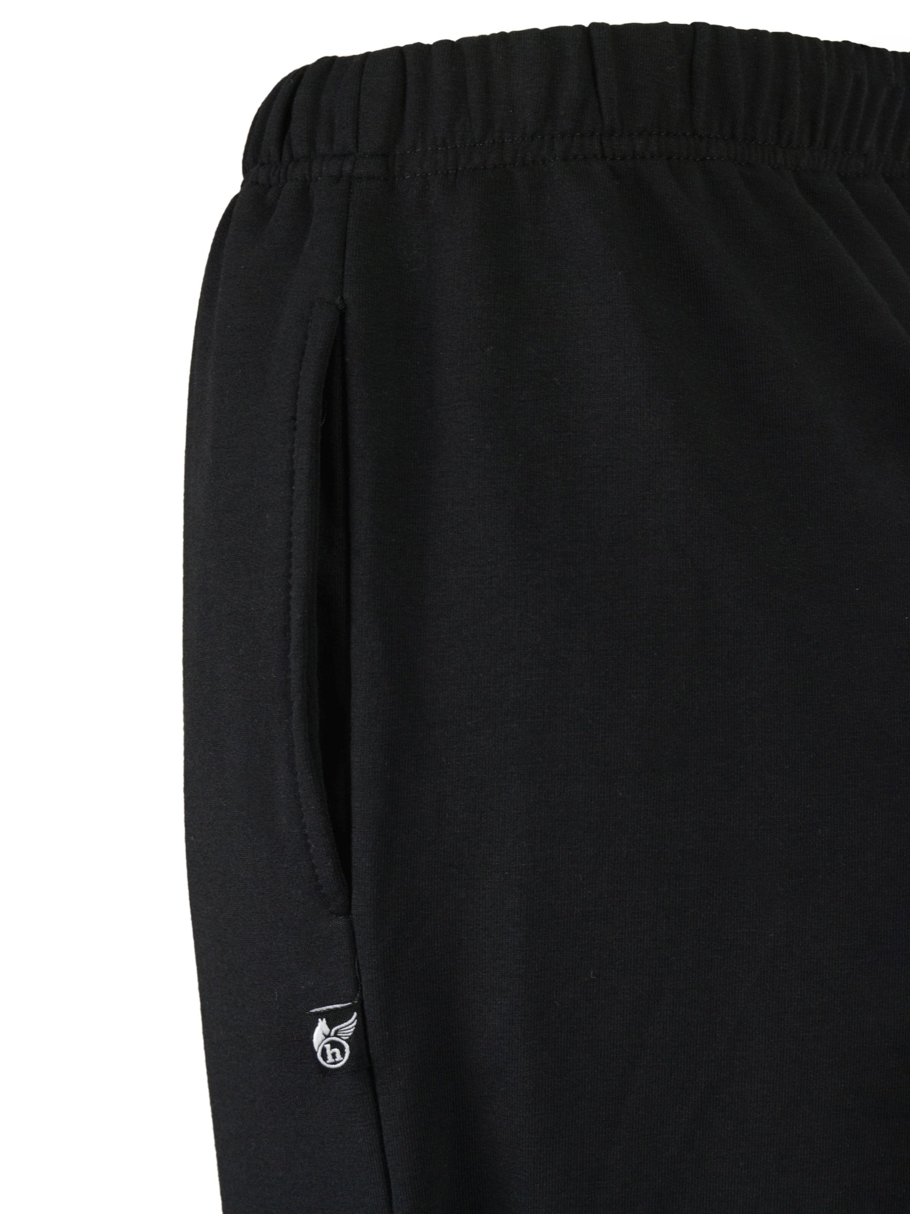 Schwarze sweathose mit elastischem bund und kleinem weißen logo seitlich pflegeleichte hajo-mode