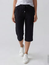 Schwarze 3/4-hose interlock stay fresh mit tunnelzugbund und seitentaschen aus komfortablem material