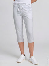 Weiße 3/4-hose interlock stay fresh® mit tunnelzug und dezenten seitentaschen aus atmungsaktivem material
