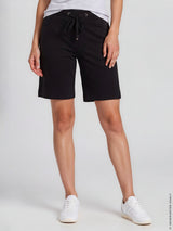 Schwarze bermuda interlock stay fresh® shorts mit elastischem bund und lockerem sitz aus atmungsaktivem material