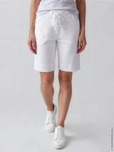 Weiße bermuda interlock stay fresh shorts mit minimalistischem design und praktischem kordelzug