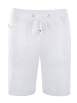 Weiße bermuda interlock stay fresh® shorts mit sauberem minimalistischem design und dezenten seitentaschen