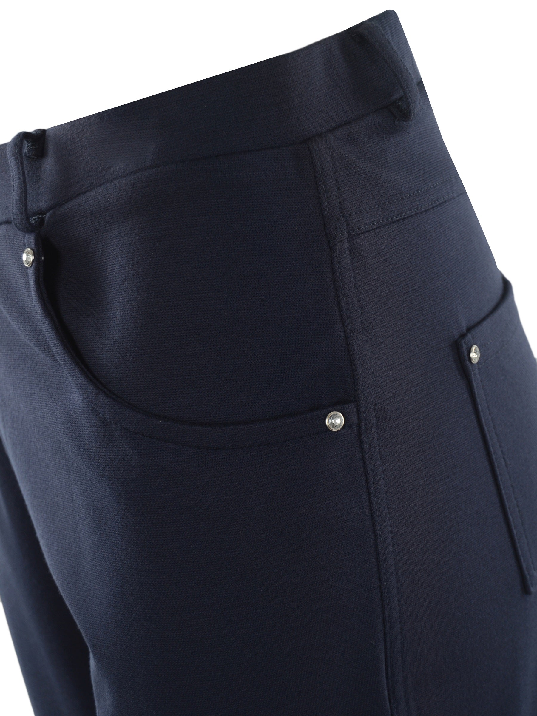 Dunkelblaue five-pocket hose aus bi-stretch denim mit silbernen knopfachzenten für die joy of life