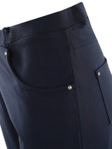 Dunkelblaue five-pocket hose aus bi-stretch denim mit silbernen knopfachzenten für die joy of life