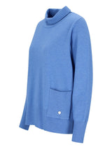 Blauer Rollkragenpullover mit Tasche und Knopfdetails.
