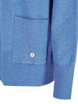 Blauer Kaschmir-Strickcardigan mit gerippten Bündchen und Taschen.