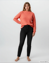 Pullover mit kleinem v ausschnitt in korallfarbenem weichem materialmix mit zopfstrickmuster und ribbkragen kostenloser versand