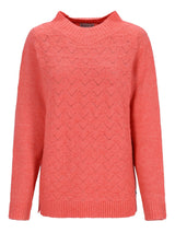 Korallenfarbener Kabelstrickpullover mit geometrischem Muster und gerippten Manschetten.