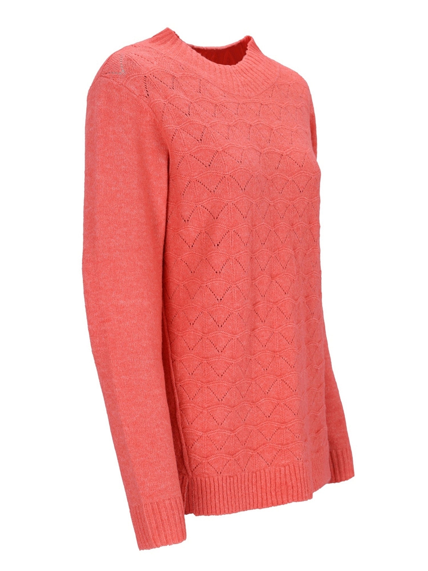Korallenfarbener Kabelstrick-Pullover mit dezentem Muster und gerippten Manschetten.