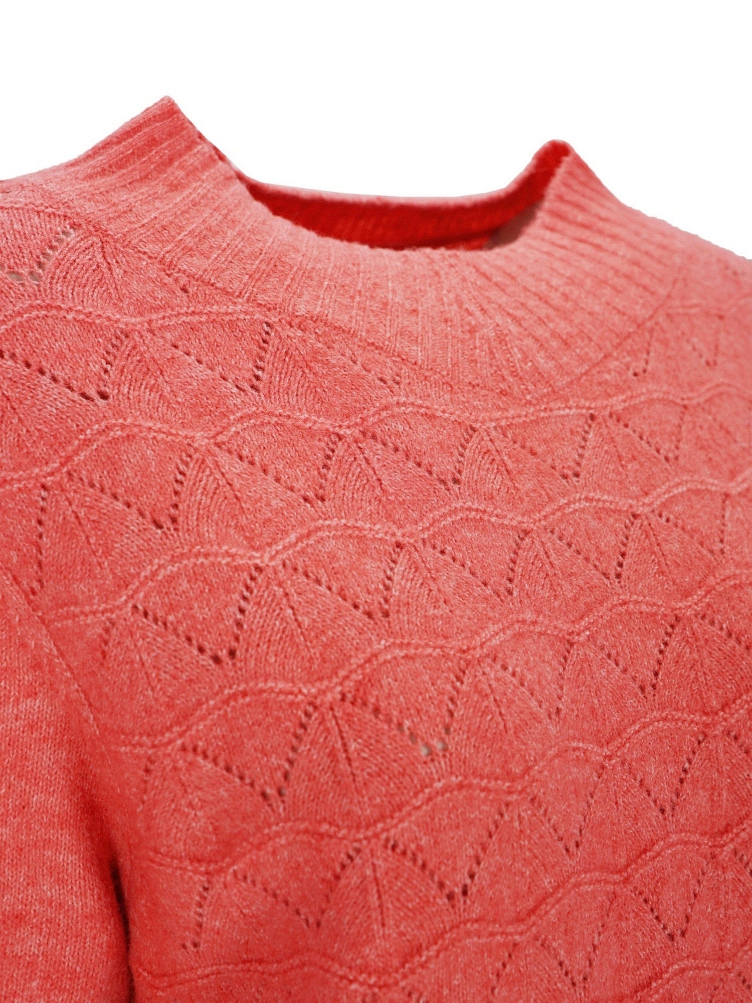 Korallenfarbener Pullover mit aufwendigem Spitzenmuster und geripptem Ausschnitt.