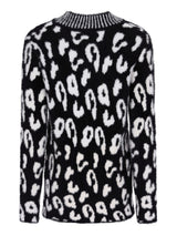 Schwarzer und weißer Leopard-Print-Pullover mit geripptem Ausschnitt und Bündchen.
