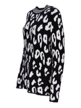 Schwarzer und weißer Leopard-Print-Pulli mit geripptem Ausschnitt und Bündchen.