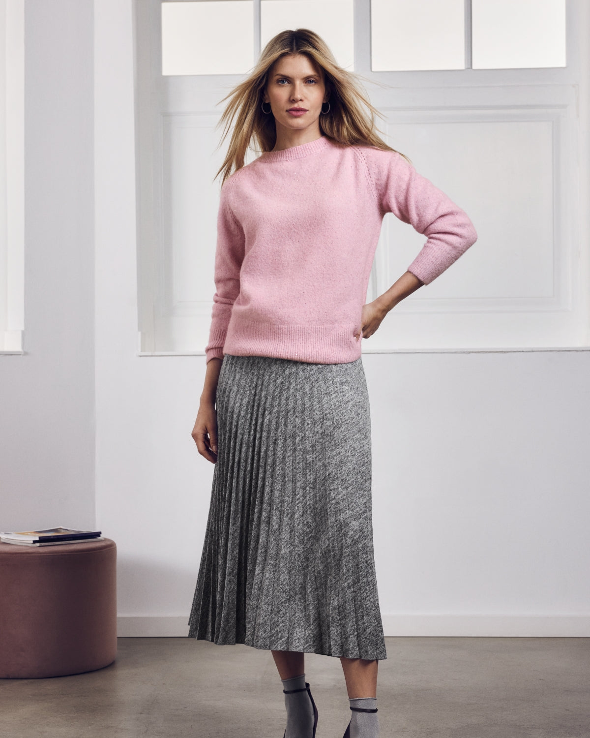 Rosa langärmeliger Damenpullover.