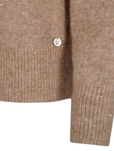 Brauner gerippter Pullover mit silberner Knopfdetail und Paillettenverzierungen.