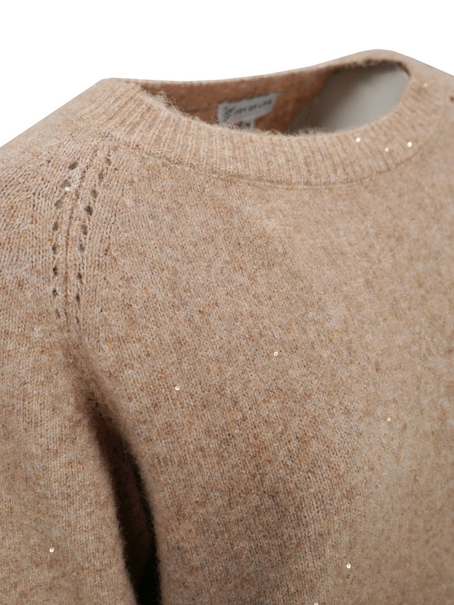 Beiger Kaschmirpullover mit dezentem Stichdetail und Rundhals.