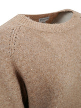 Beiger Kaschmirpullover mit dezentem Stichdetail und Rundhals.