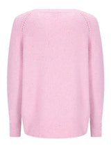 Hellrosa Pullover mit Lochmuster-Details und gerippten Manschetten, wahrscheinlich aus Baumwolle oder einem ähnlich weichen Material gefertigt.