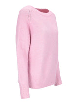 Pastellrosa Pullover mit Rippstrick und Lochmuster-Details an den Ärmeln.