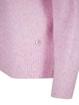 Hellrosa gesprenkelter Pullover mit gerippten Manschetten und Kragen, wahrscheinlich aus Baumwolle oder Wollmischung.