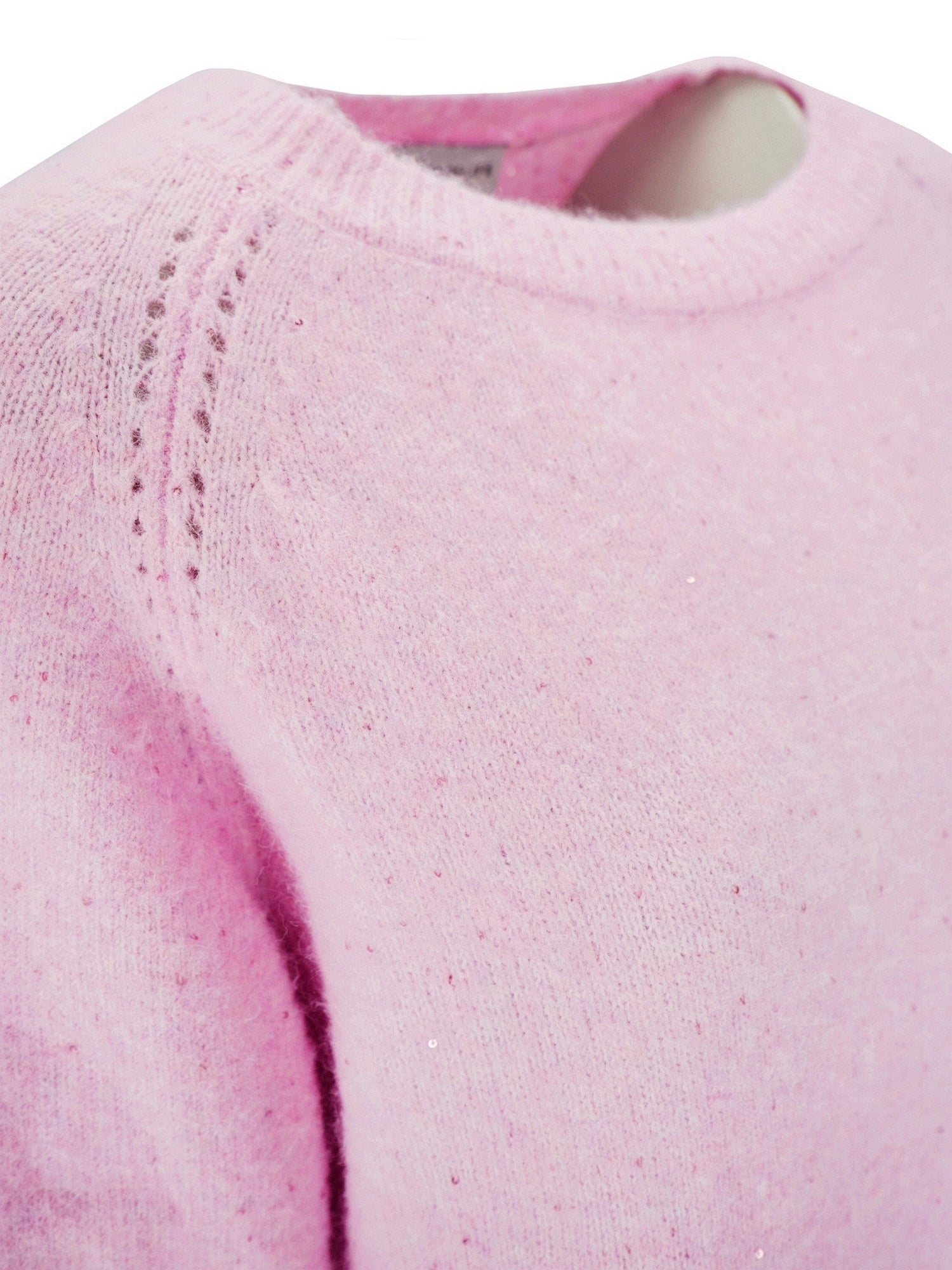 Rosa Pullover mit Spitzenbesatz und geripptem Ausschnitt.