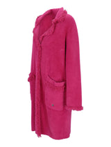 Fuchsia-rosa Wollmantel mit ausgefransten Rändern und Taschen.