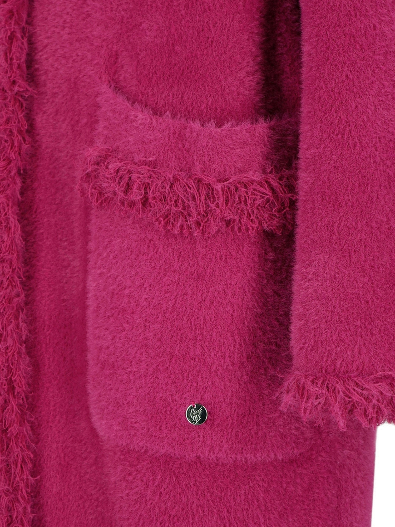 Magenta Kaschmir-Strickjacke mit ausgefransten Kanten und Knopfverschluss.
