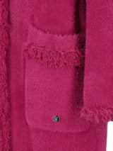 Magenta Kaschmir-Strickjacke mit ausgefransten Kanten und Knopfverschluss.