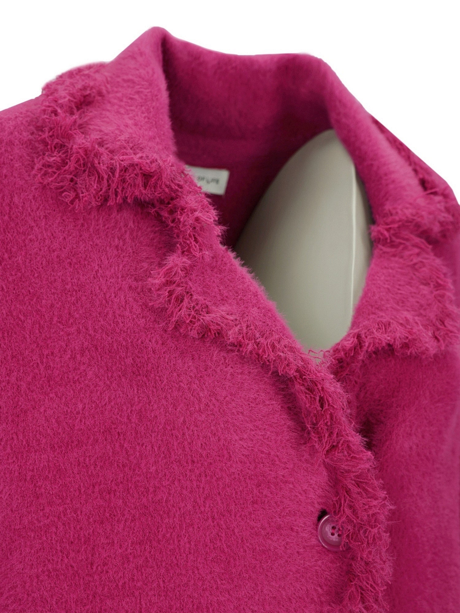 Heißrosa flauschiger Cardigan mit Knöpfen und Kragen, wahrscheinlich von einer Marke für Freizeitkleidung.