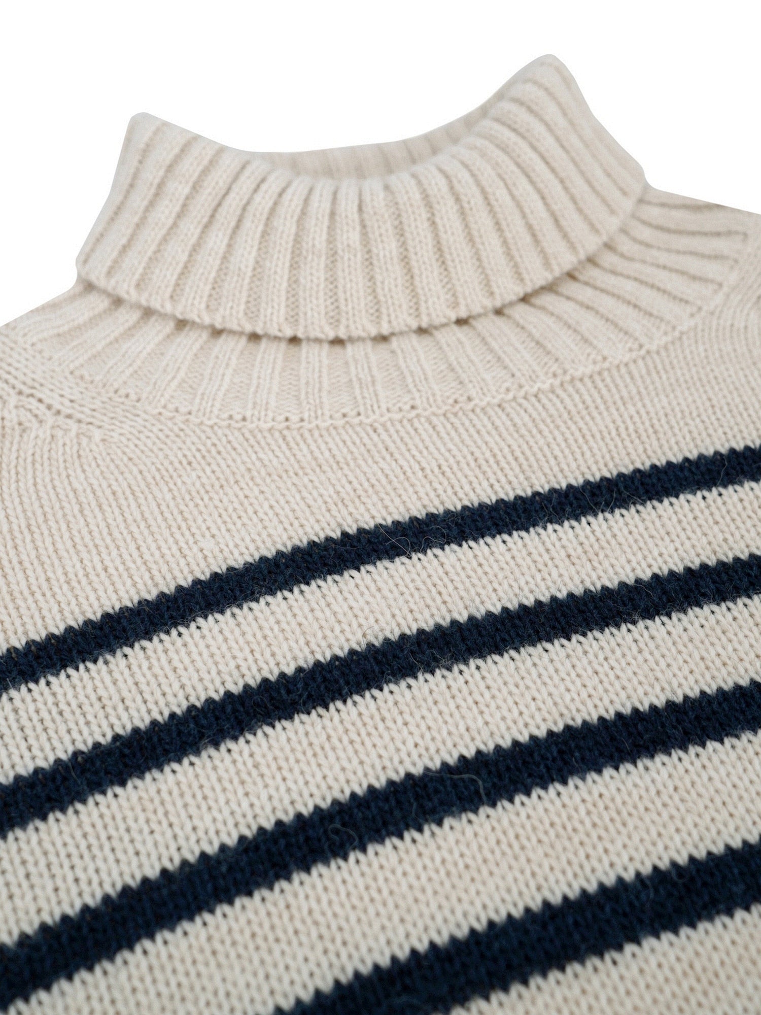 Gestreifter Rollkragenpullover in Creme und Marineblau, aus weichem Baumwollstoff.
