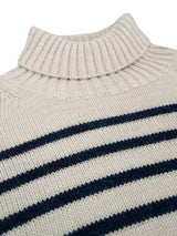 Gestreifter Rollkragenpullover in Creme und Marineblau, aus weichem Baumwollstoff.