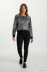 Shirt mit bündchen in schwarzweißem muster aus weicher viskose von hajo-mode mit rundhalsausschnitt und langarm