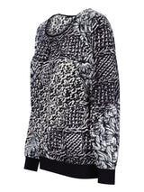 Schwarz-weißer strukturiertes Pullover mit Rollkragen und gerippten Bündchen.