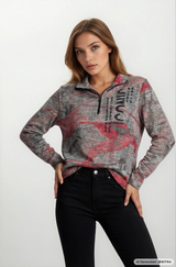 Grau rosa camouflage strickshirt mit stehkragen soft touch und schwarzer vertikaler schrift von hajo mode aus weicher strickware