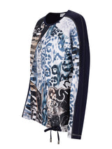 Blau- und weißes abstraktes Druck-Langarmhemd mit schwarzen Akzenten.