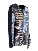 Bunte abstrakte Druck Langarmoberteil mit Kordelbund und schwarzem Seitenteil.