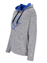 Nike-Hoodie mit blauem Swoosh und Kapuzenfutter.
