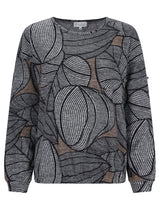 Schwarz-weißer abstrakter Musterpullover mit gerippten Ärmeln.