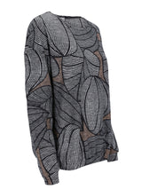 Schwarzer und weißer Pullover mit Blattmuster und durchsichtigen Ärmeln.