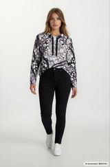 Schwarz-weiß gemustertes sweatshirt mit zierbändern und materialmix alloverprint mit kapuze und kordelzug