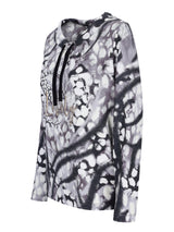 Schwarz-weiße Tie-Dye-Kapuzenpulli mit Blumenmuster, Kapuzen-Sweatshirt.