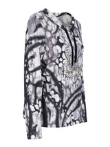 Schwarz-weißer abstrakter Print-Hoodie mit Kordelzugkapuze und Reißverschluss vorne.