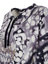 Schwarzer und weißer Tierprint-Hoodie mit Kordelzügen.