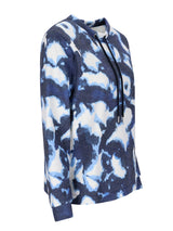 Blau-weiße Tie-Dye-Kapuzenjacke mit Kordelkragen.