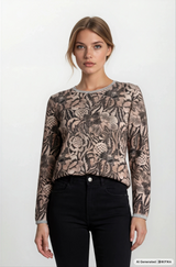 Frau trägt hajo mode sweatshirt mit fashionprint in beige und braun aus weichem strick mit floralem muster