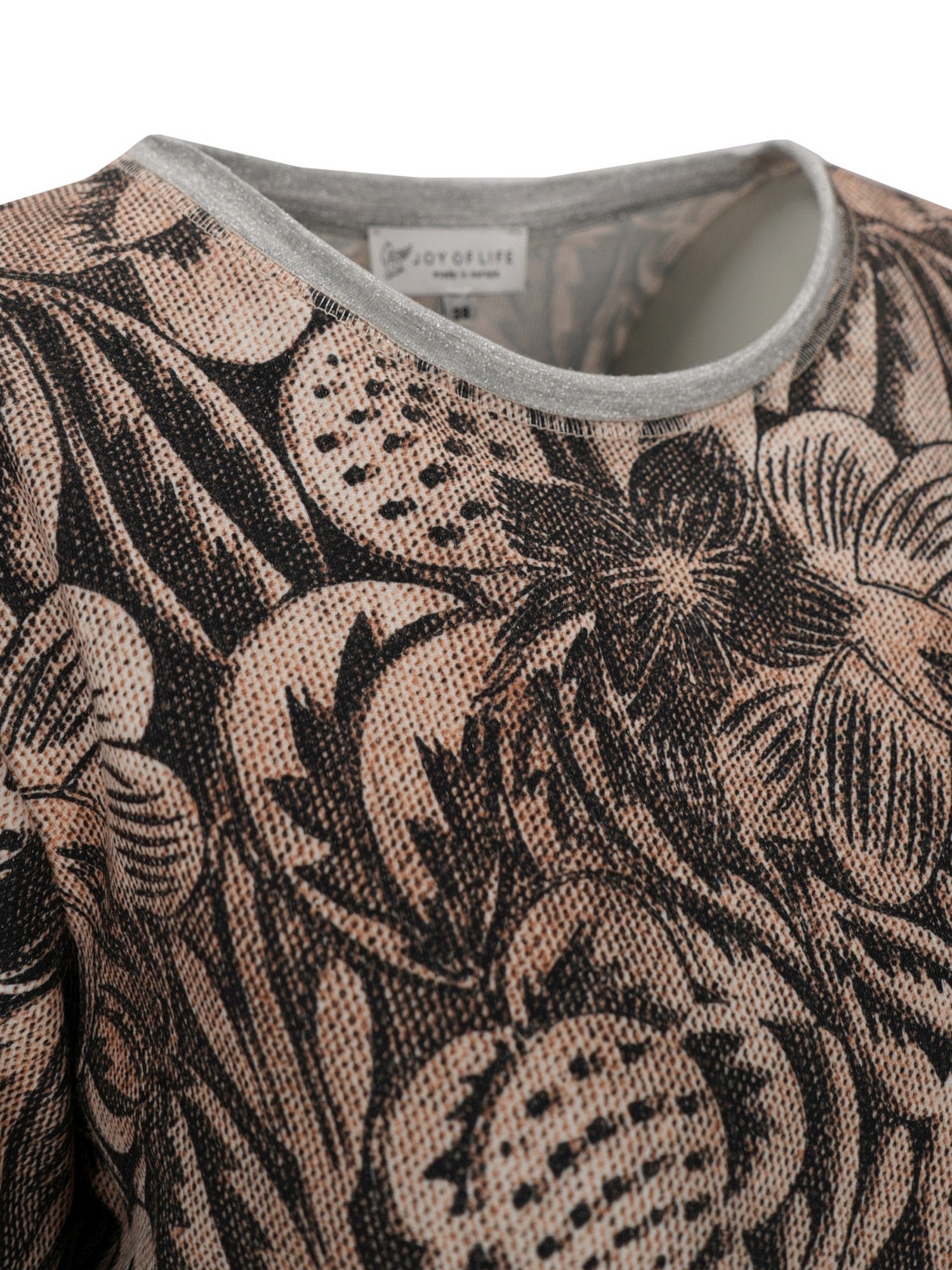 Bluse mit Blumenmuster, Rundhals und hellgrauer Borte.